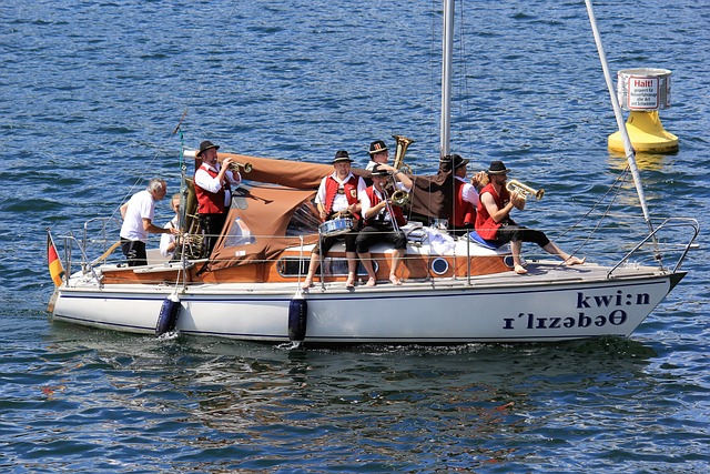 徐杰重返广东宏远，驾驶豪车带队友出行，爱车久未启动已落满灰尘！.